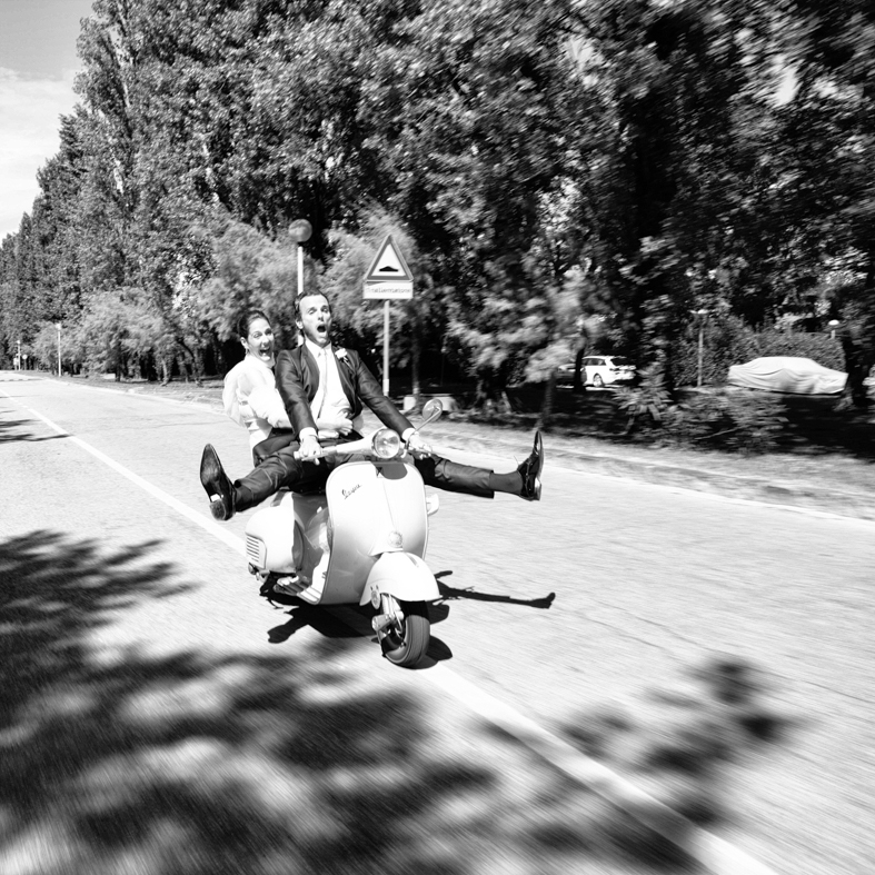 wedding in italy on a vespa